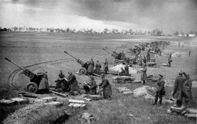 Советская артиллерия на подступах к Берлину. Битва за Зеловские высоты, недалеко от города Зелов, что находится в 19 километрах от Берлина, апрель 1945 года