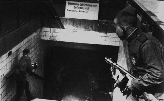 Советские солдаты «выкуривают» последних защитников Берлина из метро на станции «Frankfurter Allee», 113