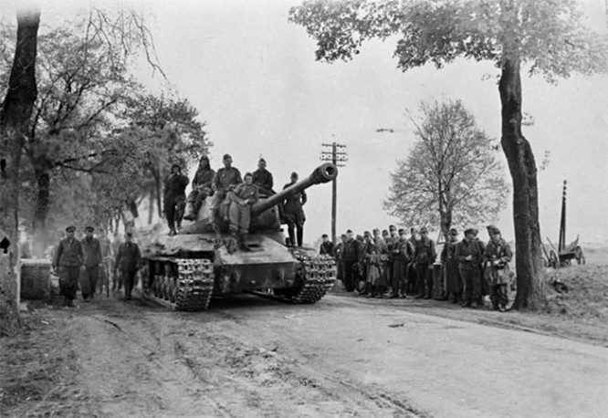 Советский танк ИС-2 у группы немецких военнопленных в Германии, май 1945 г.