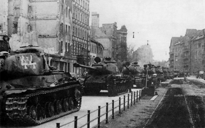 Колонна подразделения советских тяжелых танков ИС-2 на улицах Берлина