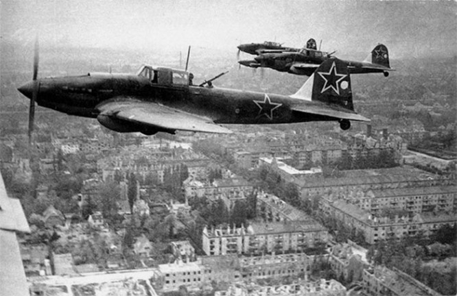 Звено Ил-2М в небе над Берлином, май 1945 г.
