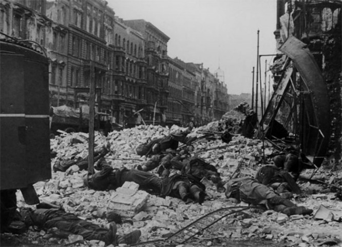 Тела убитых немецких солдат на груде камней на улице Фридрихштрассе в Берлине