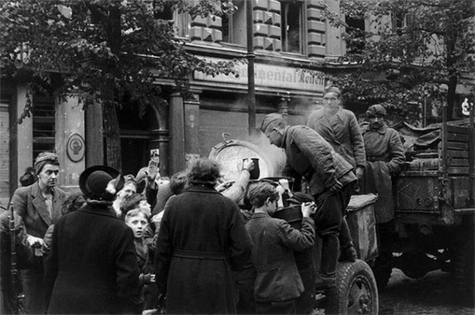 Советские солдаты кормят голодных немецких мирных жителей, Берлин 1945 г.