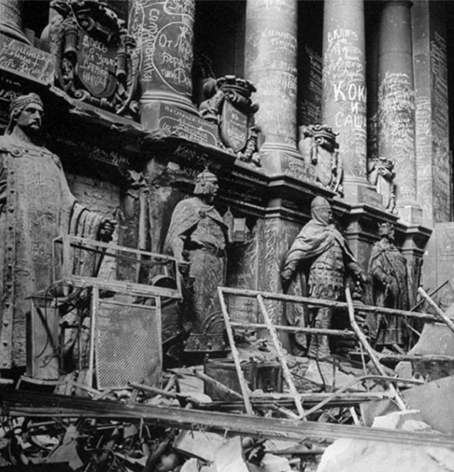 Одна из внешних колоннад Рейхстага с автографами советских солдат