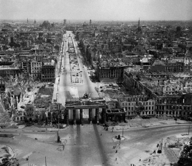 Вид на Бранденбургские ворота и советскую оккупационную зону