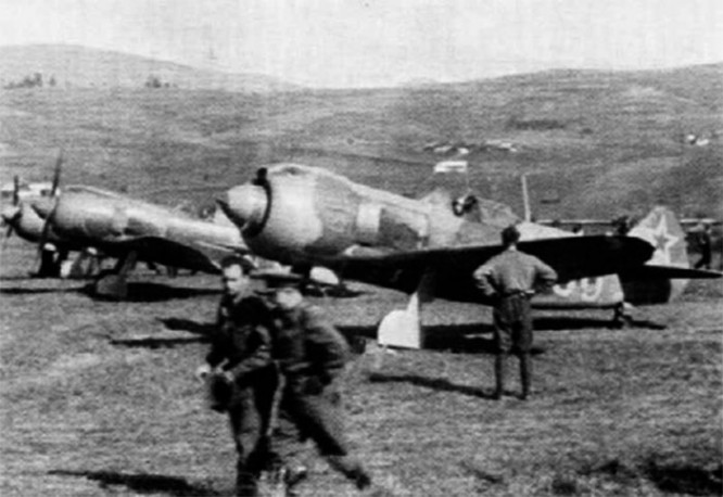 Советские истребители Ла-5 на полевом аэродроме во время воздушных сражений на Кубани, 1943 г.
