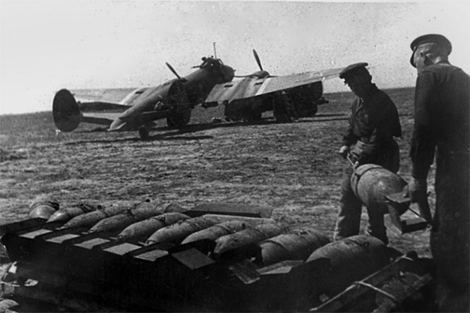 Подготовка бомбардировщика Пе-2 в вылету на аэродроме Черноморского флота, 1943 г.