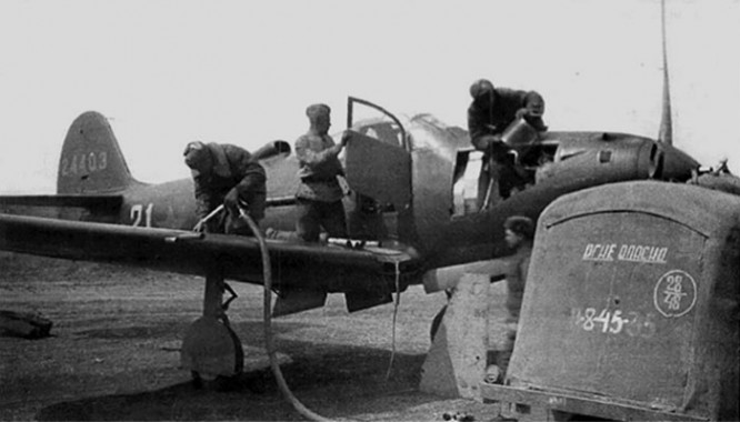 Подготовка к боевому вылету истребителя «Аэрокобра», Кубань, конец апркля 1943 г.