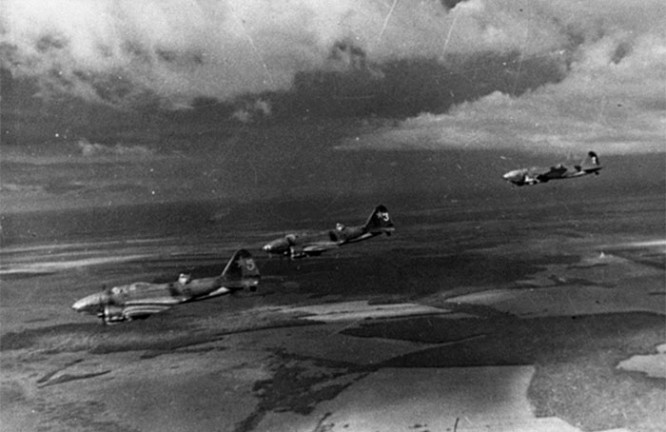 Советские бомбардировщики в боевом полете