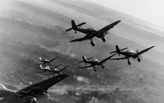 Немецкие самолеты бомбят территорию СССР