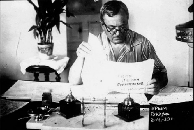 Александр Васильевич во время работы над Гимном Партии Большевиков, 1939 г.