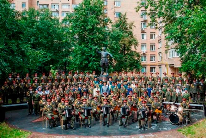 Академический ансамбль песни и пляски Российской Армии возле памятника А. В. Александрову