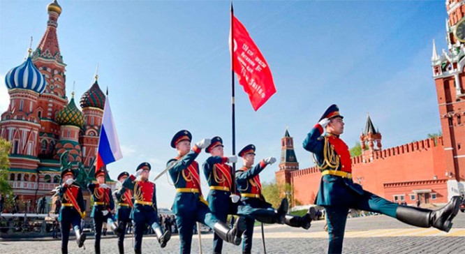 Вынос Знамени Победы и Государственного флага Российской Федерации