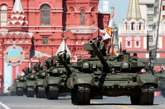 Колонна танков на параде в честь Дня Победы