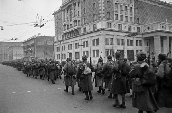 Москва, Триумфальная площадь. Войска идут на фронт, 1 ноября 1941 г.
