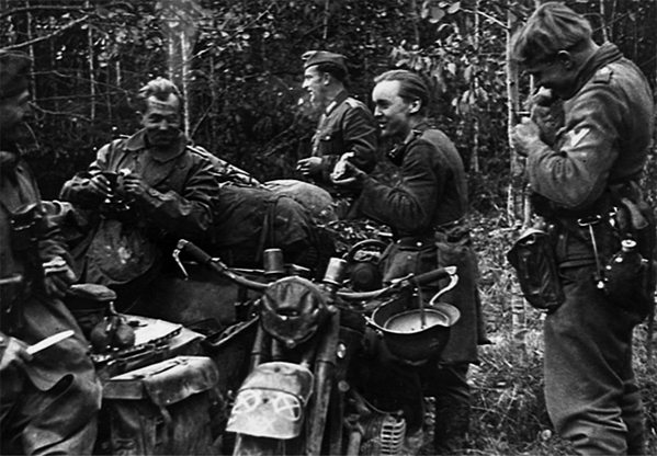 Немецкие мотоциклисты в лесу под Вязьмой принимают пищу. Октябрь 1941 г.