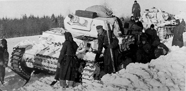 Солдаты немецкой 5-й танковой дивизии расчищают от снега дорогу для танков во время битвы под Москвой