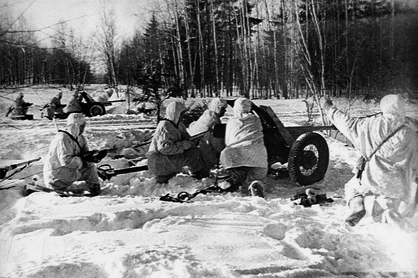 Советские артиллеристы готовятся открыть огонь по противнику на лесной дороге в битве под Москвой. 7 января 1942 г.