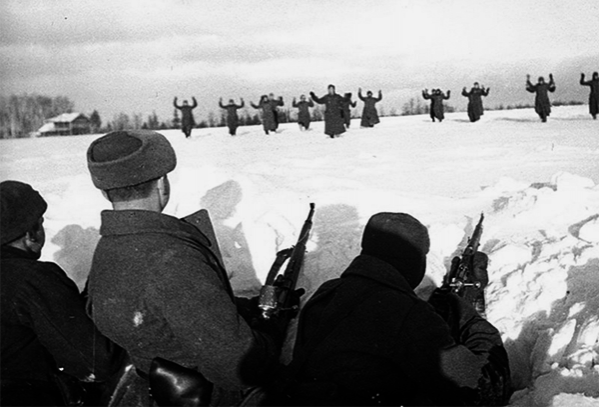Немецкие солдаты сдаются в плен красноармейцам во время битвы за Москву. Зима 1941–1942 гг.