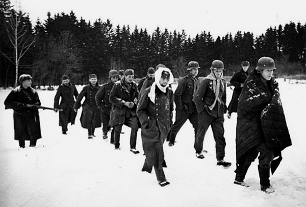 Группа немецких солдат, захваченных в плен во время битвы под Москвой. Зима 1941–1942 гг.