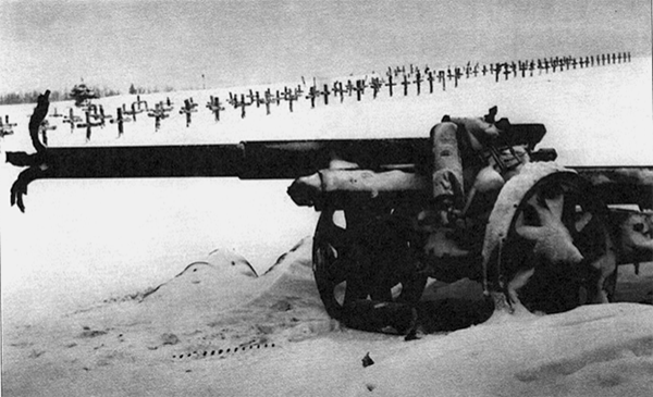 Разбитая немецкая тяжелая полевая гаубица и могилы солдат вермахта, погибших в ходе битвы за Москву. 15 января 1942 г.