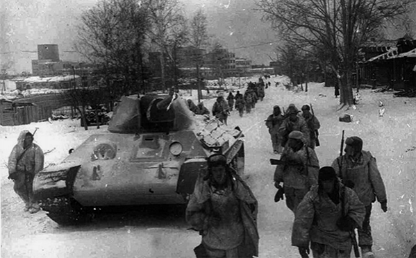 Советские войска на марше проходят через освобожденный город Клин. Контрнаступление советских войск под Москвой. Декабрь 1941 г.