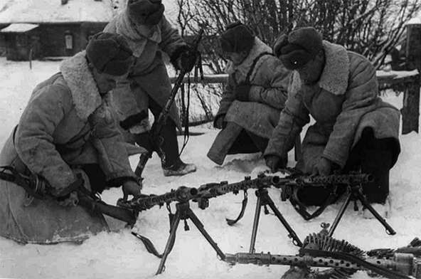 Советские военнослужащие осматривают трофейные немецкие пулеметы, захваченные в ходе битвы за Москву