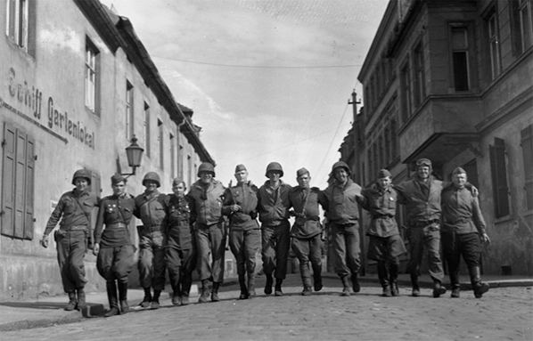 Советские и американские солдаты на улицах немецкого Торгау в 1945 г.