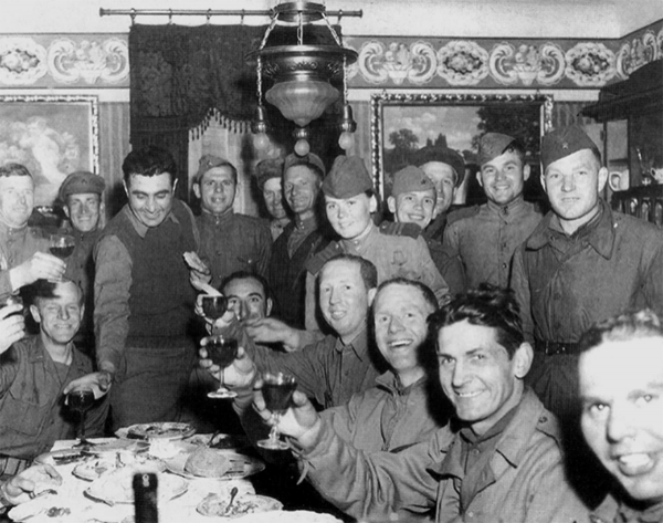 Советские и американские солдаты в городе Торгау отмечают встречу на Эльбе