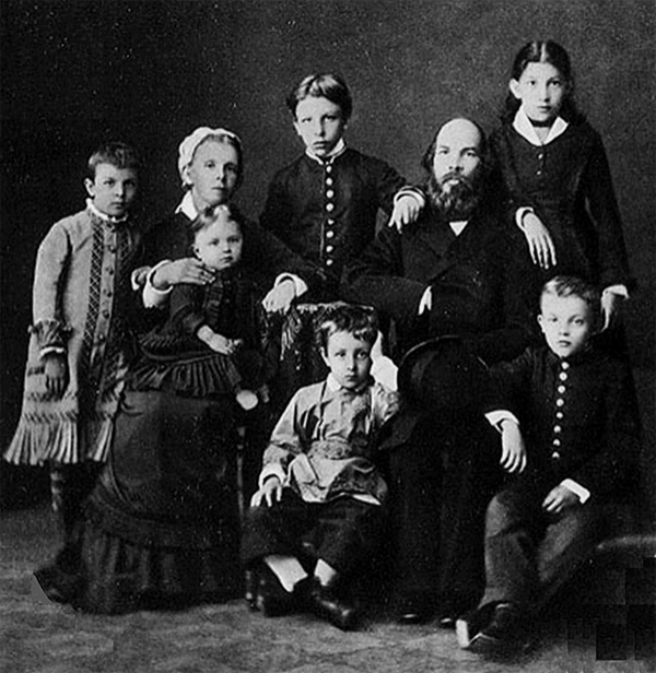 Семья Ульяновых (слева направо): стоят Ольга, Александр, Анна; сидят Мария Александровна c дочерью Марией на руках, Дмитрий, Илья Николаевич, Владимир, 1879 г.