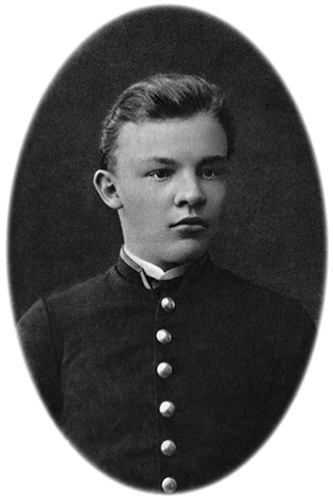 Владимир Ульянов в гимназические годы. Эта фотография была приложена к прошению о зачислении в Казанский университет от 29 июля 1887 г.