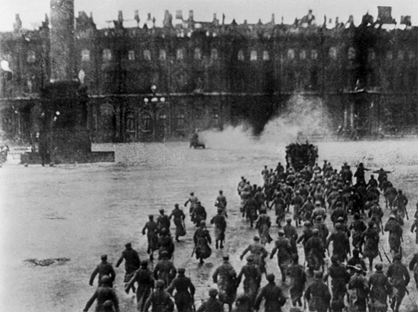 Свержение большевиками Временного правительства в Петрограде 7 ноября 1917 года. Кадр из фильма С. Эйзенштейна «Октябрь», 1927 г.