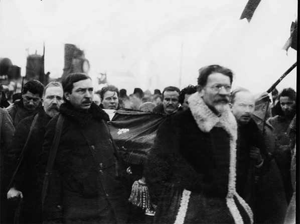 Гроб с телом Ленина несут Сталин, Каменев, Томский, Калинин, Бухарин, Молотов