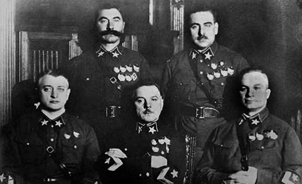 Первые пять маршалов Советского Союза (слева направо): сидят М. Н. Тухачевский, К. Е. Ворошилов, А. И. Егоров; стоят С. М. Буденный и В. К. Блюхер, 1935 г.