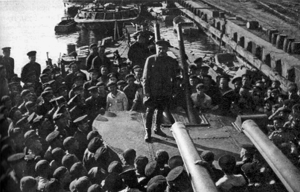 Маршал Советского Союза Семен Михайлович Будённый выступает перед моряками Черноморского флота, август 1942 г.