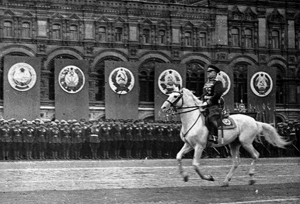Маршал Жуков принимает Парад Победы на Красной площади 24 июня 1945 г.
