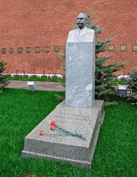 Могила С. М. Буденного у Кремлевской стены
