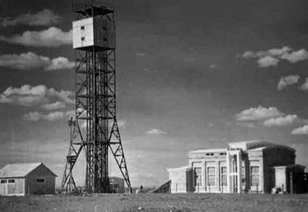Башня, на которой был размещён заряд первой отечественной атомной бомбы РДС-1. Рядом – монтажный корпус. Семипалатинск-21, 1949 г.