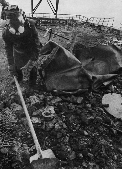 Очищение кровли поврежденного реактора после аварии на Чернобыльской АЭС. 1986 г.