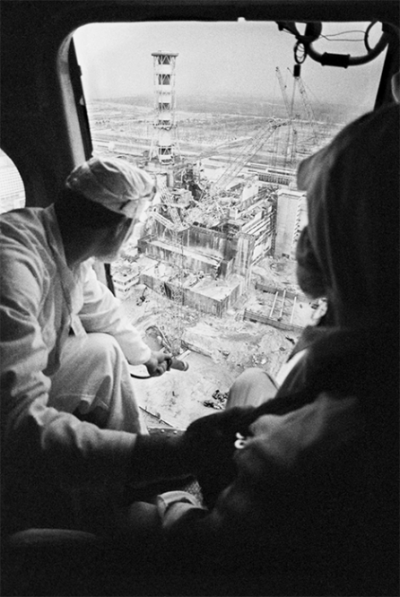 Дозиметристы с вертолетов составляют карту радиационной обстановки Чернобыльской АЭС. 1986 г.