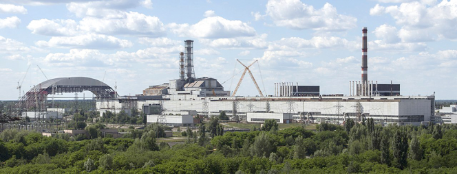 Панорама Чернобыльской АЭС. Слева – строящийся саркофаг, в середине – 4-й и 3-й энергоблоки