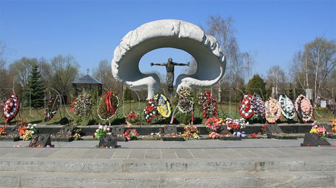 Памятник ликвидаторам Чернобыльской аварии на Митинском кладбище Москвы