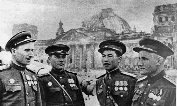 В Берлине у Рейхстага. М. Кантария, М. Егоров, Р. Кошкарбаев, С. Неустроев