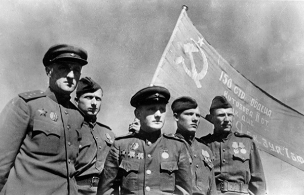 Капитан Самсонов, ст. сержант Кантария, капитан Неустроев, сержант Егоров, старший сержант Сьянов перед отправкой в Москву. 1945 г.