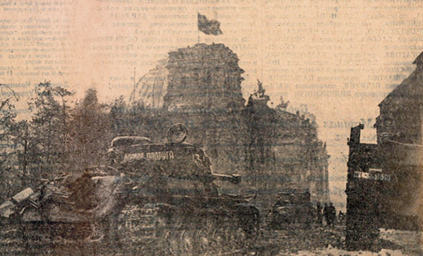 Оригинальное фото из газеты «Правда» от 3 мая 1945 г. Берлин. На здании рейхстага водружено знамя победы. (Снято 2 мая, в 3 часа дня). Фото военного корреспондента «Правды» В.Темина. Доставлено на самолете летчиками В. Лемешкиным, К. Москаленко, И. Вештак.