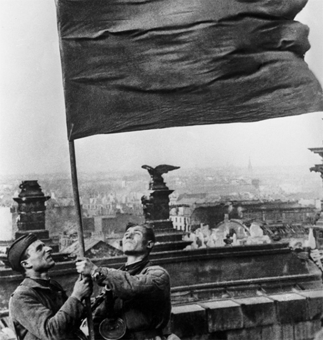 Мелитон Кантария и Михаил Егоров со Знаменем Победы