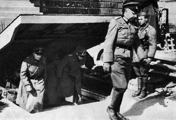 Командующий обороной Берлина Г. Вейдлинг и офицеры его штаба сдаются в плен советским войскам. 2 мая 1945 г.