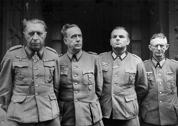 Сдавшийся в плен советским войскам вместе с офицерами своего штаба командир 56-го такового корпуса генерал Гельмут Вейдлинг (слева). 2 мая 1945 г.