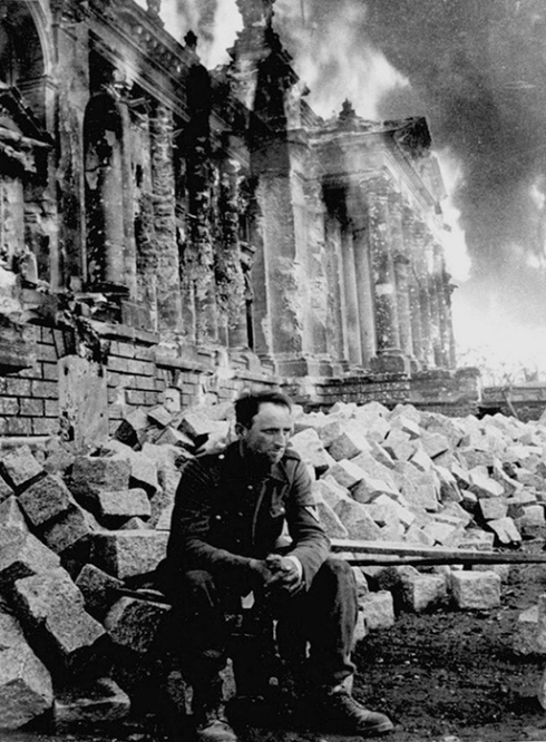 Знаменитое фото немецкого солдата на фоне горящего Рейхстага. Ende... ( в переводе на русский «Конец…»), май, 1945 г.
