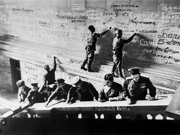 После взятия Рейхстага, на его стенах расписались тысячи советских солдат